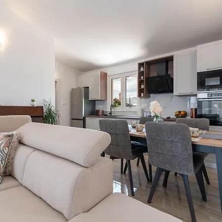 Amazing Sea View Apartment- Romantica Apartament *